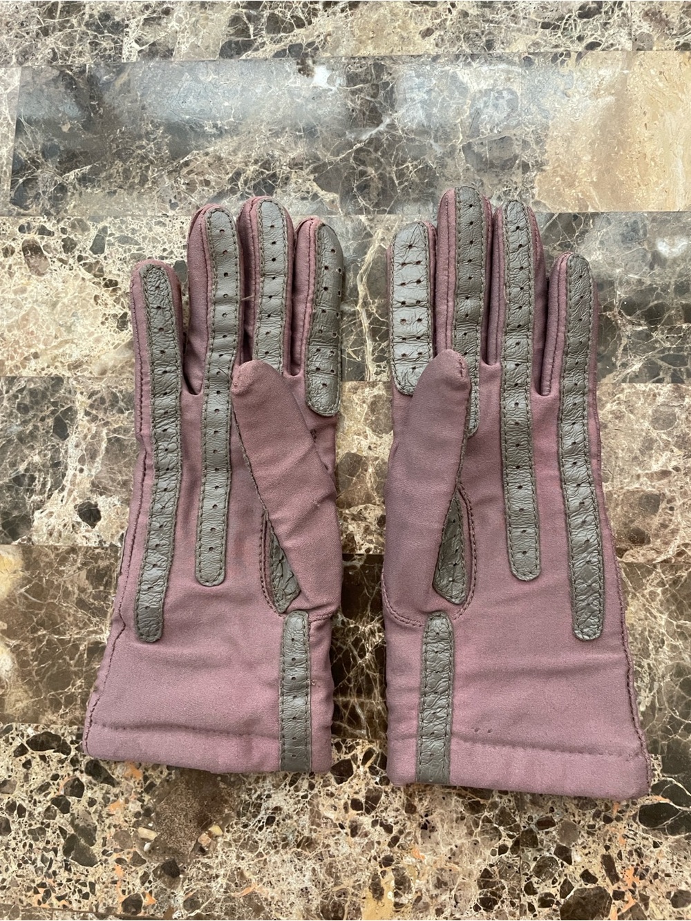 isotoner Women's Mauve Driving Gloves with Gray Accents
